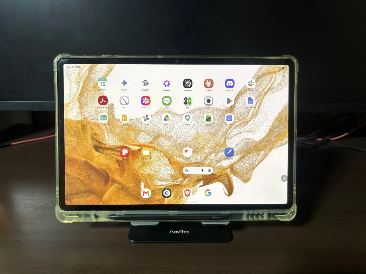 スタンドに立てかけたGalaxy Tab S8+