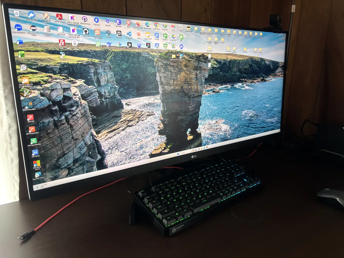 LGのウルトラワイドモニター 34WN750と、その前に置かれたメカニカルキーボード