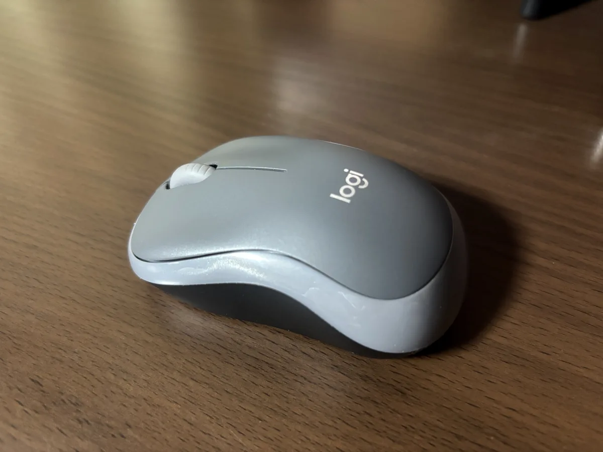 Logicoolのマウス M185。木目調のデスクに置かれている