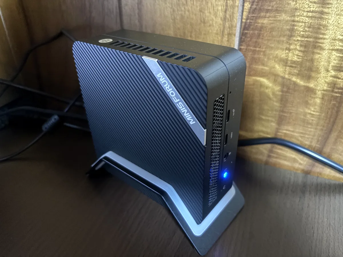 スタンドに立てて設置したMINISFORUMのミニPC UM773 Lite
