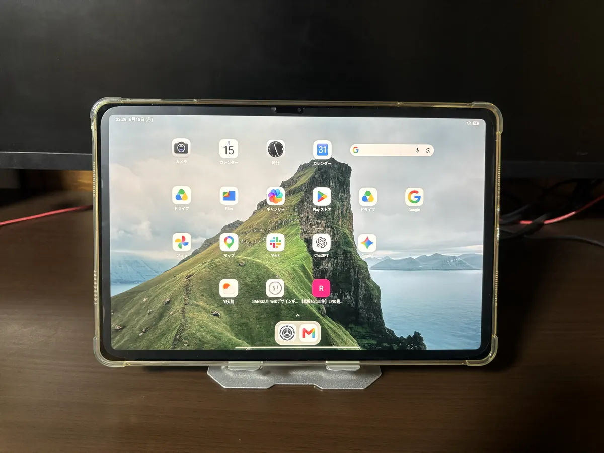 スタンドに置いたPOCO Padのホーム画面